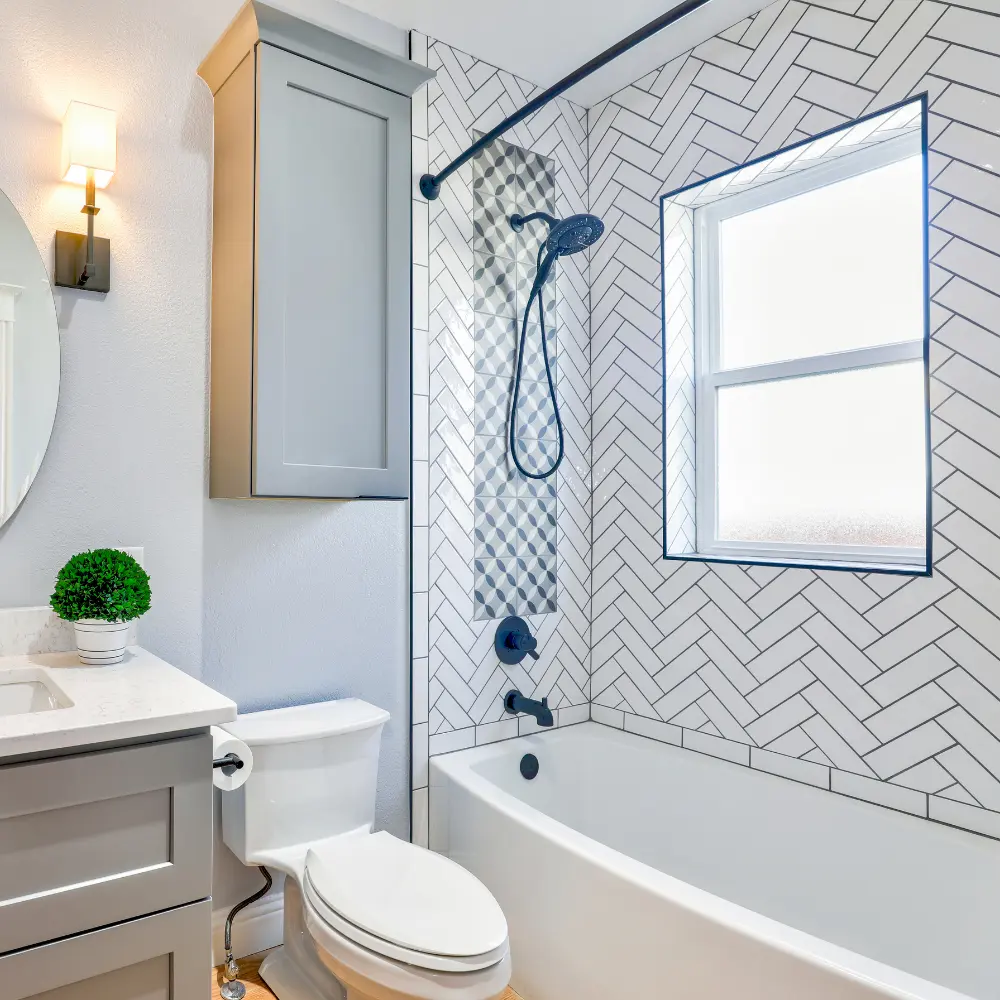 Salle de bain lumineuse avec carrelage en chevrons, baignoire et douche murale intégrée à Mâcon