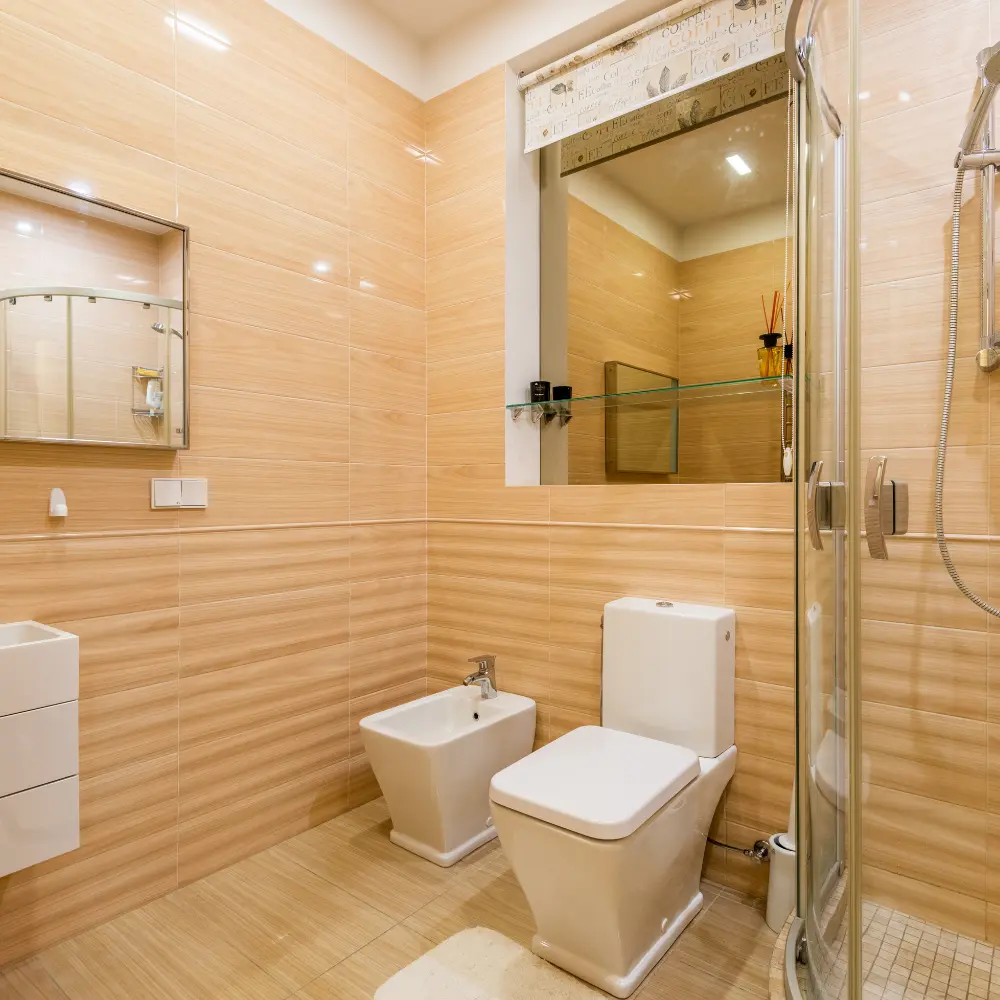 Chantier plomberie à Mâcon, bidet, toilette et cabine de douche en verre